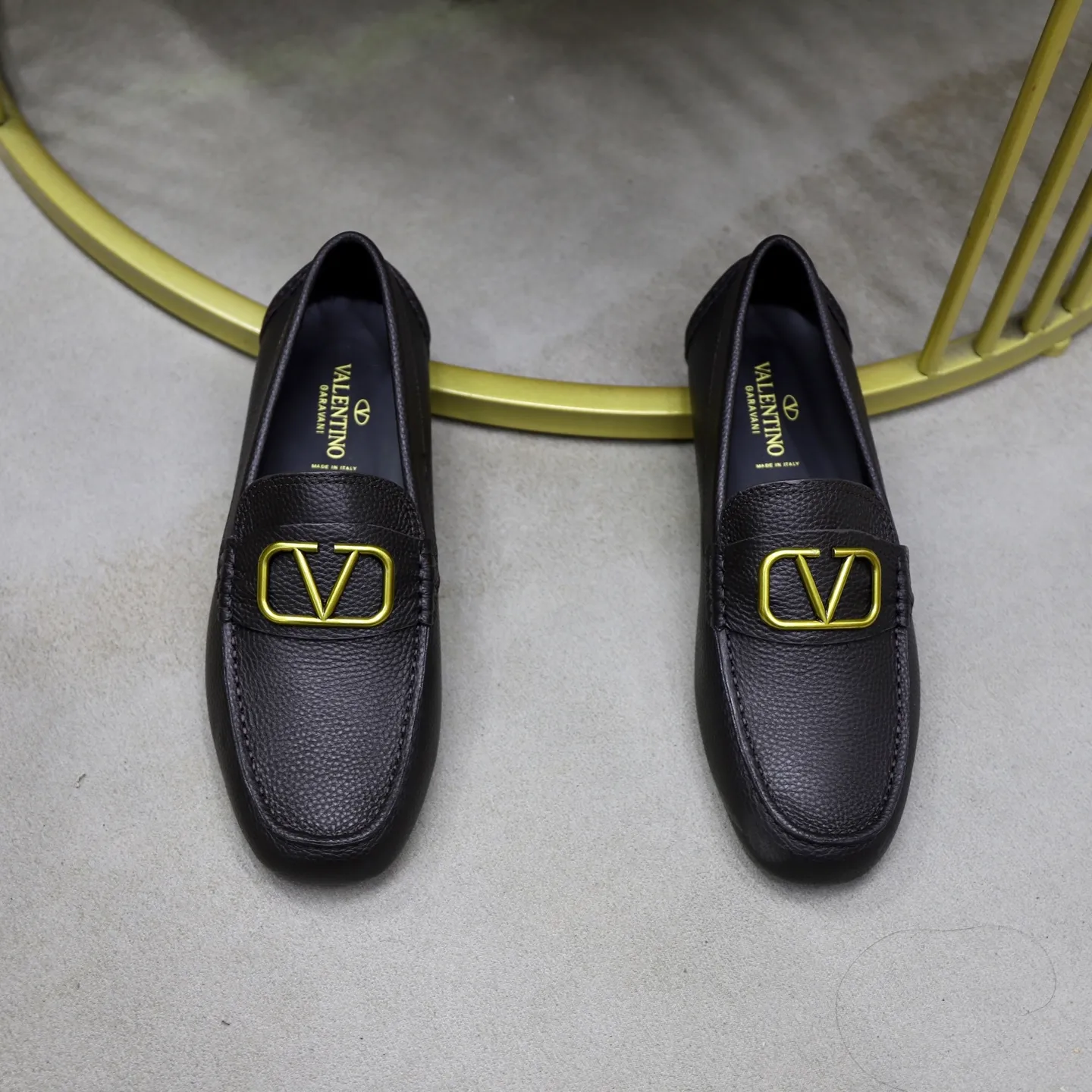 Men's shoes: 640💰VALENTINO, made of imported cowhide with imported water-dyed cow lining, iconic hardware and iconic wear-resistant outsole. 38-45 (customized at 45) VALENTINO packaging All orders enjoy the brand’s iconic product packaging